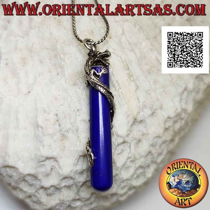 Colgante de dragón de plata retorcido en espiral alrededor de un cilindro de sodalita sintética