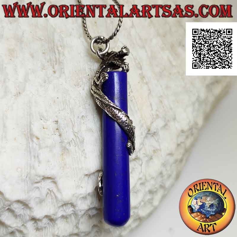 Pendentif dragon en argent torsadé en spirale autour d'un cylindre de sodalite synthétique