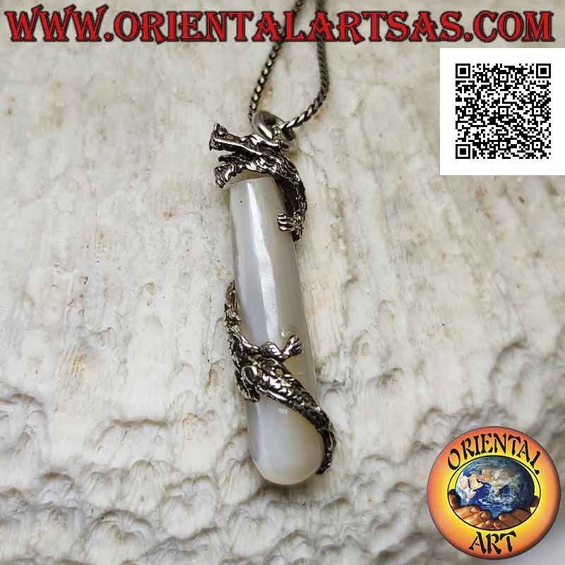 Pendentif dragon en argent torsadé en spirale autour d'un cylindre de nacre