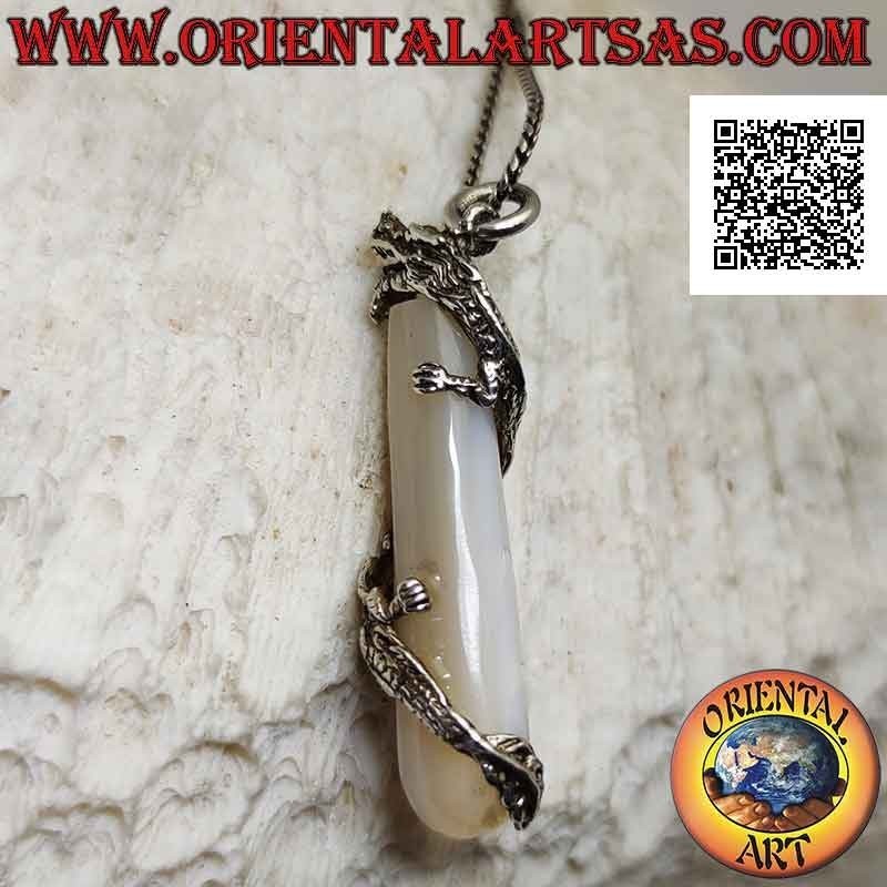 Pendentif dragon en argent torsadé en spirale autour d'un cylindre de nacre