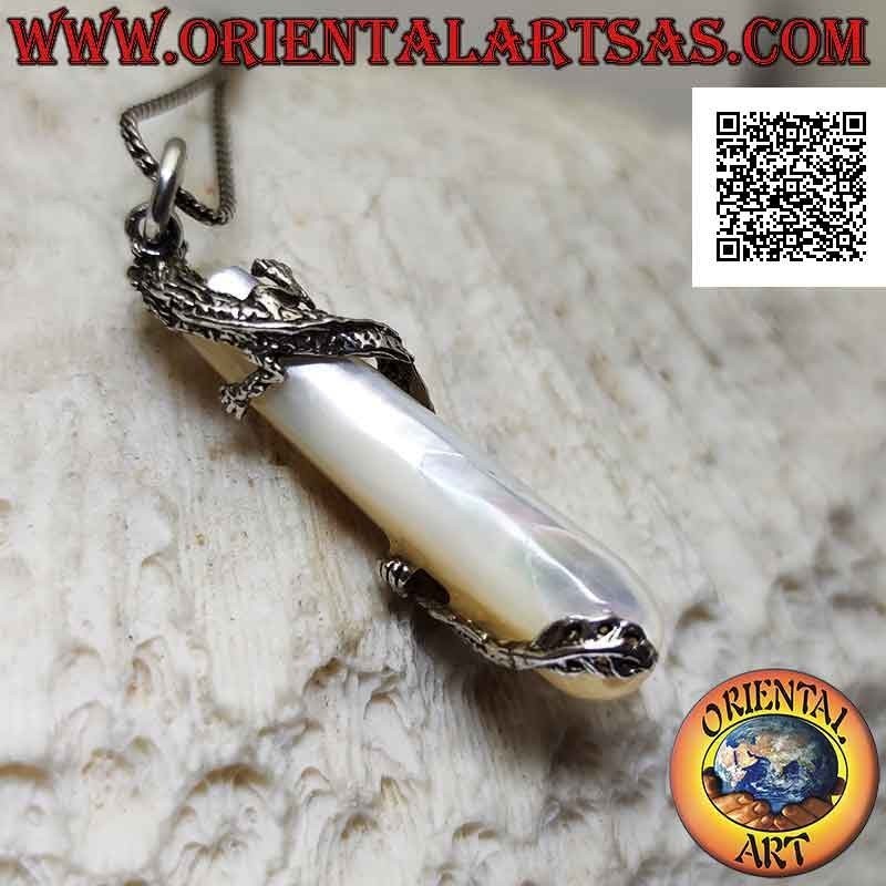 Pendentif dragon en argent torsadé en spirale autour d'un cylindre de nacre