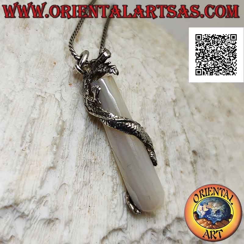 Pendentif dragon en argent torsadé en spirale autour d'un cylindre de nacre