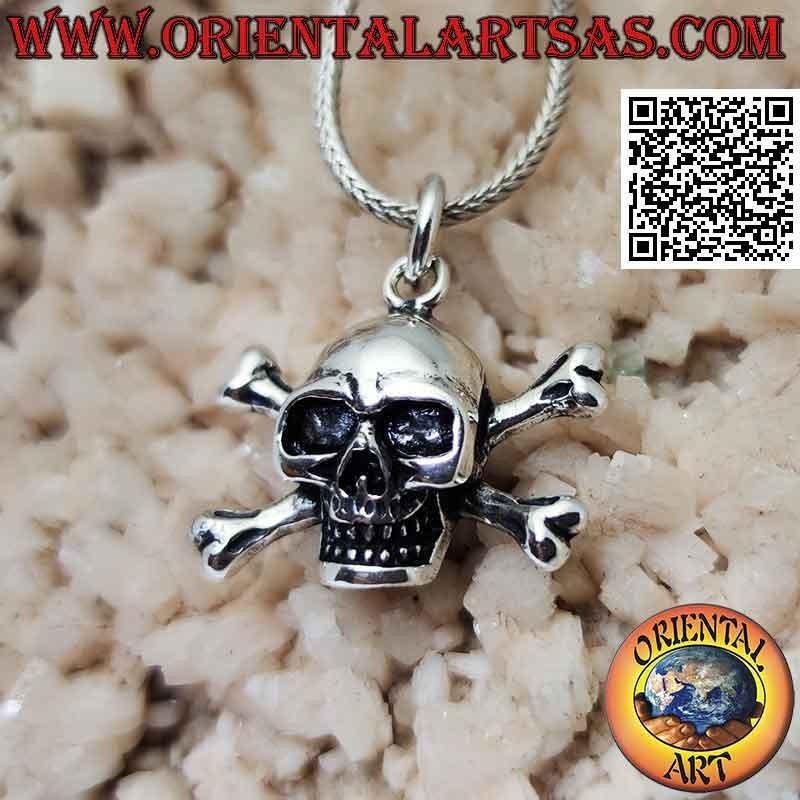 Silberanhänger in Form eines Totenkopfes an den gekreuzten Oberschenkelknochen (groß)