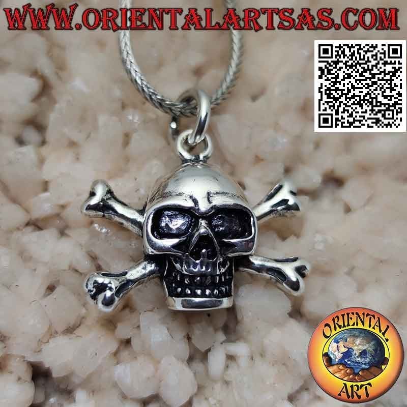 Silberanhänger in Form eines Totenkopfes an den gekreuzten Oberschenkelknochen (groß)