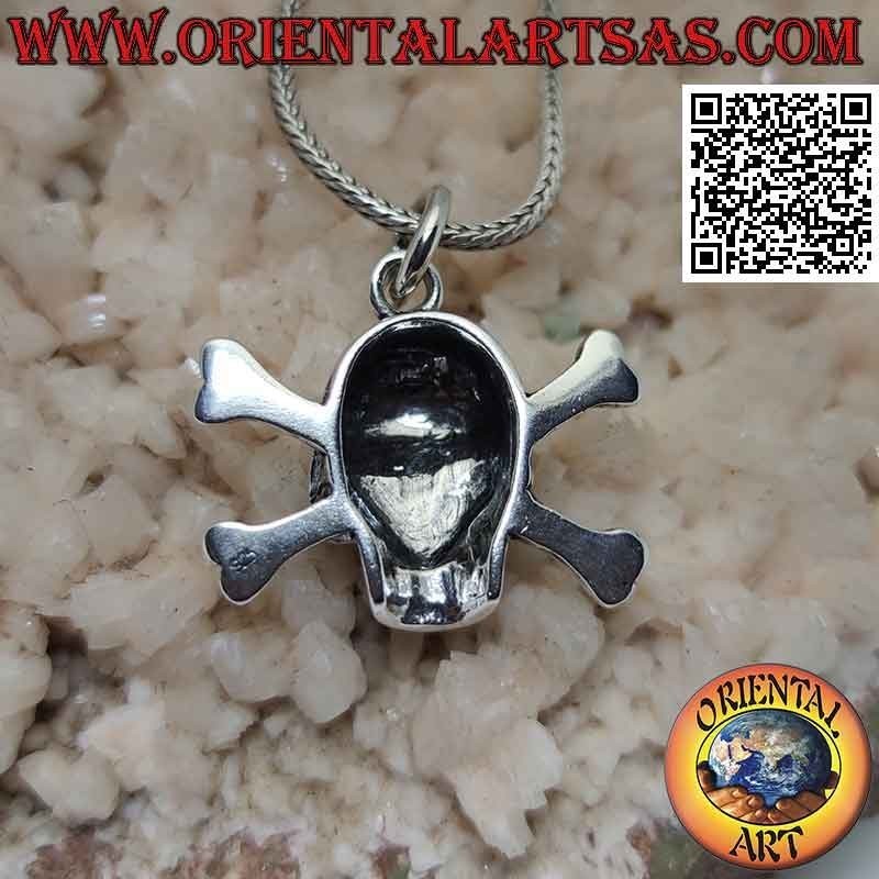 Silberanhänger in Form eines Totenkopfes an den gekreuzten Oberschenkelknochen (groß)