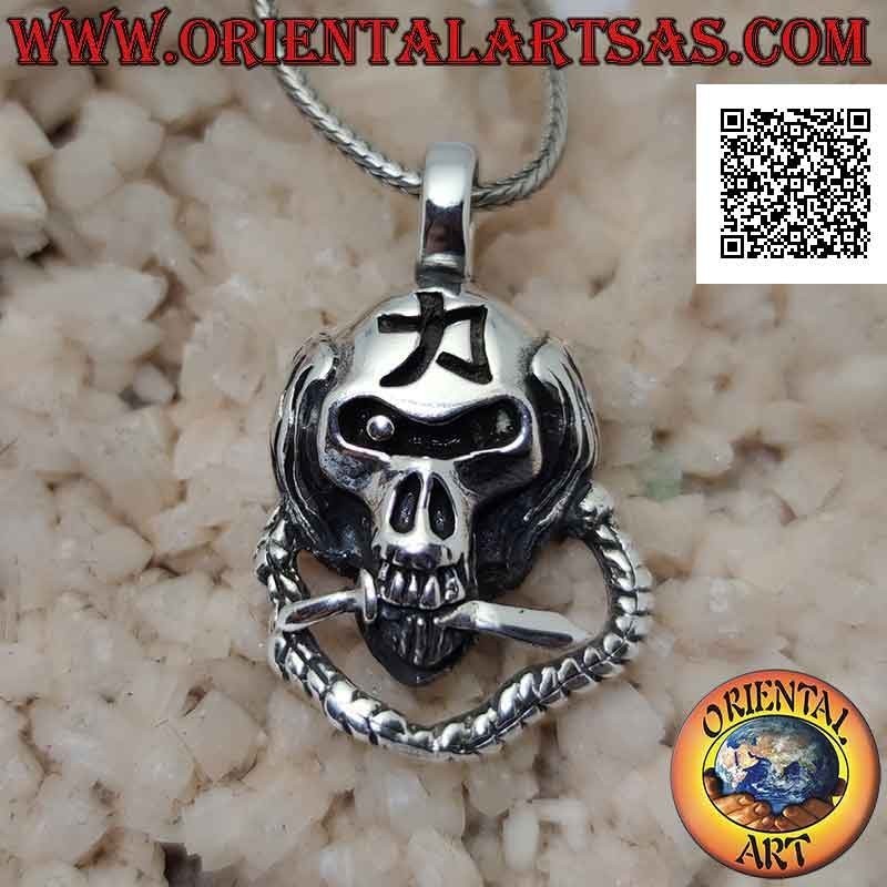 Silberner Anhänger in Form eines Ninjaschädels mit Kette, Dolch zwischen den Zähnen und graviertem japanischem Symbol