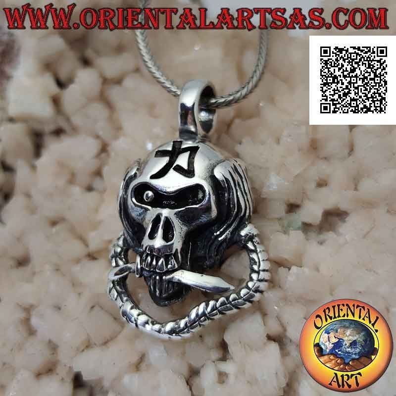 Silberner Anhänger in Form eines Ninjaschädels mit Kette, Dolch zwischen den Zähnen und graviertem japanischem Symbol
