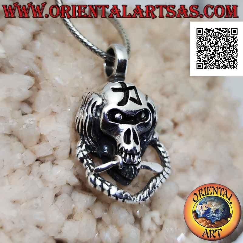 Silberner Anhänger in Form eines Ninjaschädels mit Kette, Dolch zwischen den Zähnen und graviertem japanischem Symbol