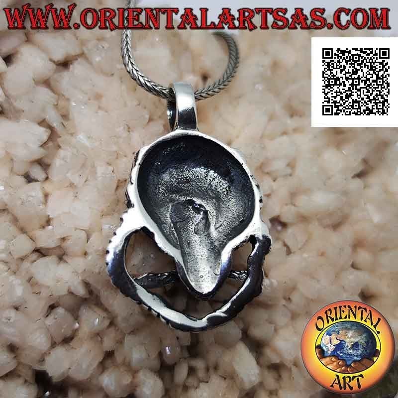 Colgante de plata en forma de calavera ninja con cadena, daga entre los dientes y símbolo japonés grabado