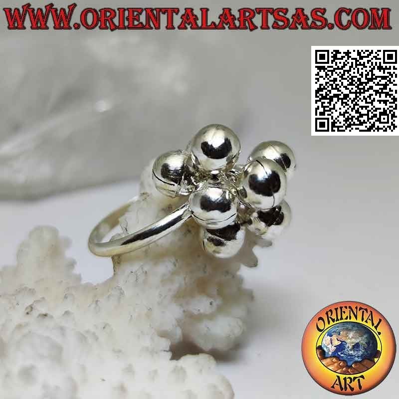 Bague en argent avec un groupe de cloches lisses