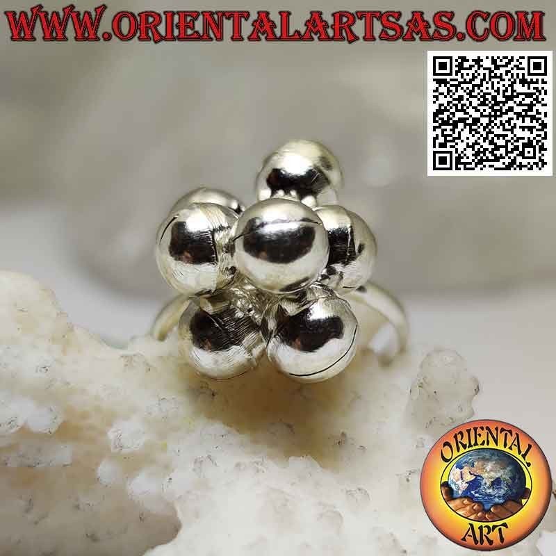 Bague en argent avec un groupe de cloches lisses