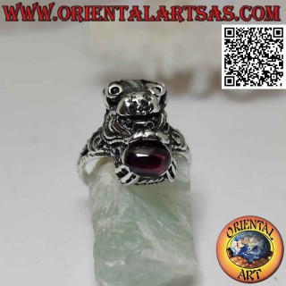 Bague en argent en forme de dragon népalais avec grenat ovale naturel dans la bouche