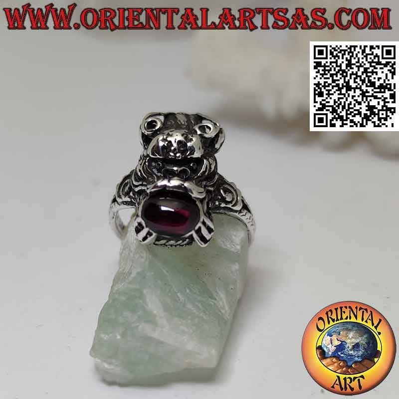 Anello in argento a forma di drago nepalese con in bocca granato ovale naturale