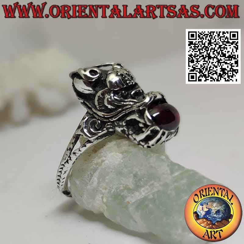 Bague en argent en forme de dragon népalais avec grenat ovale naturel dans la bouche