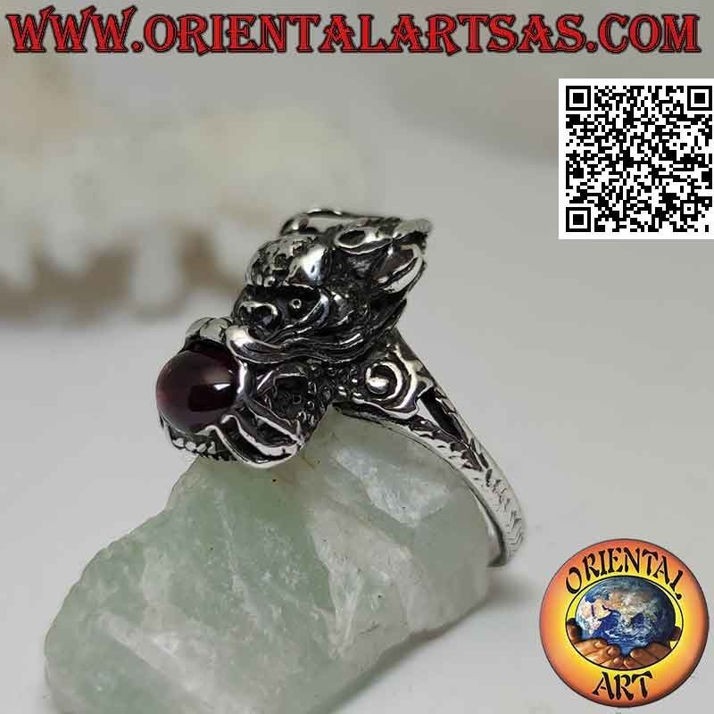 Anello in argento a forma di drago nepalese con in bocca granato ovale naturale