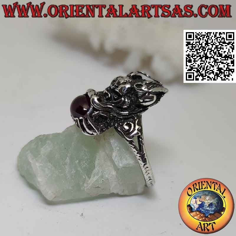Bague en argent en forme de dragon népalais avec grenat ovale naturel dans la bouche