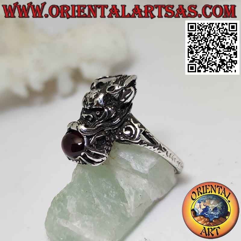 Anillo de plata con forma de dragón nepalí con granate ovalado natural en la boca