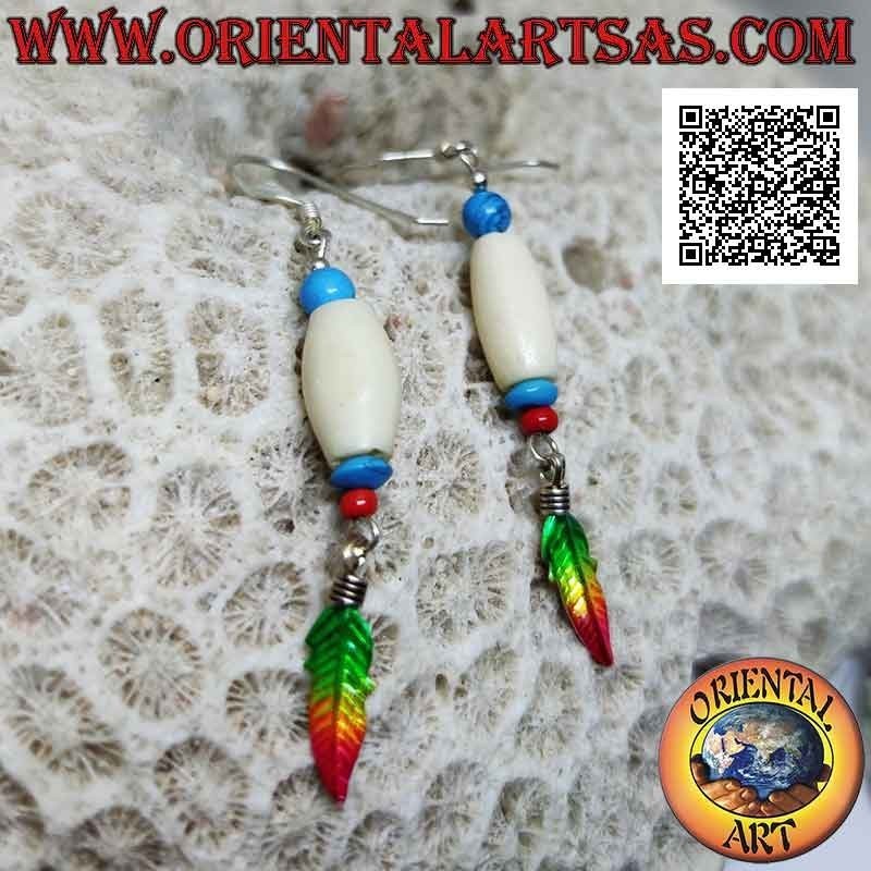 Boucles d'oreilles en argent avec cylindre blanc entre perle turquoise et corail et plume émaillée arc-en-ciel