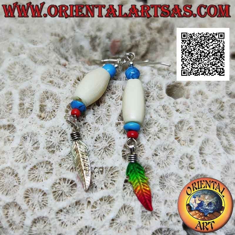 Pendientes de plata con cilindro blanco entre turquesa y coral y pluma esmaltada arcoíris