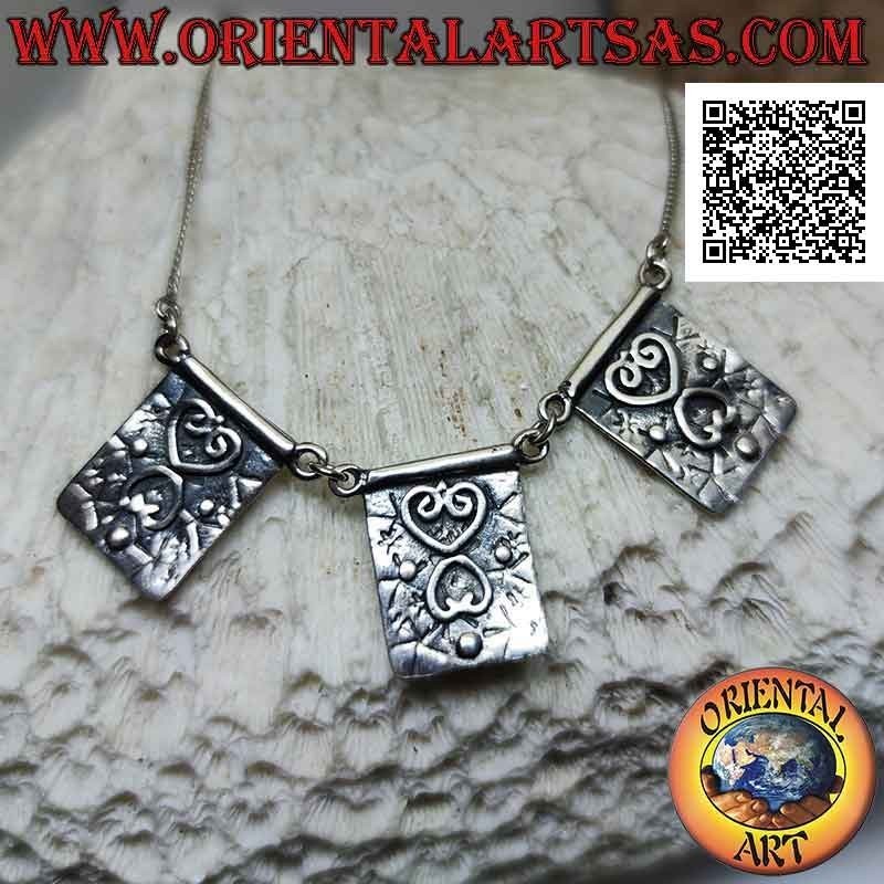 Collier en argent 925 ‰ avec maillon serpent plat et trois plaques rectangulaires avec coeurs haut relief de 40 cm