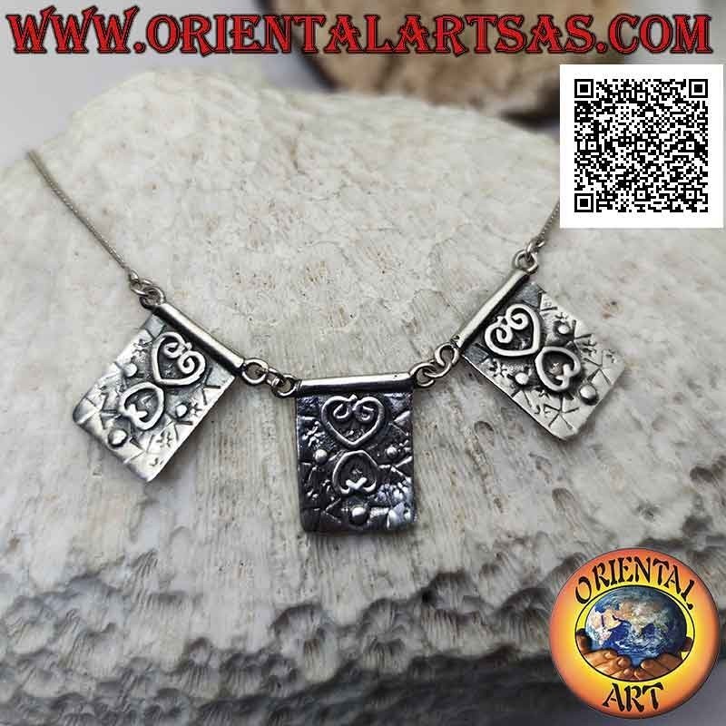 Collier en argent 925 ‰ avec maillon serpent plat et trois plaques rectangulaires avec coeurs haut relief de 40 cm