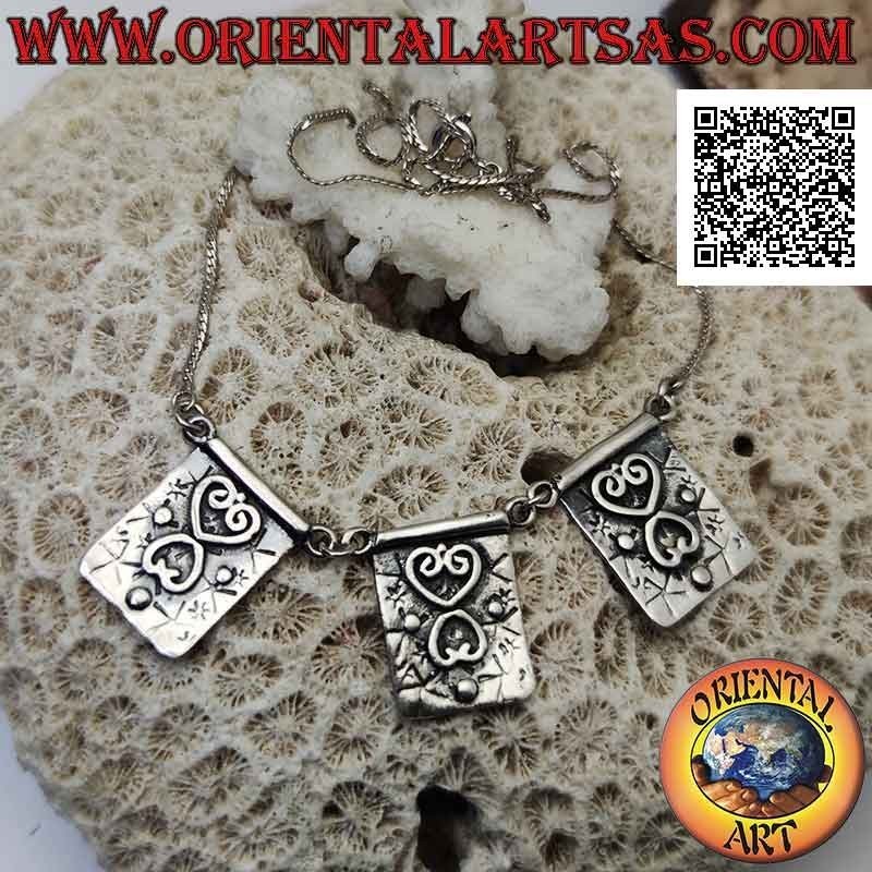 Collier en argent 925 ‰ avec maillon serpent plat et trois plaques rectangulaires avec coeurs haut relief de 40 cm