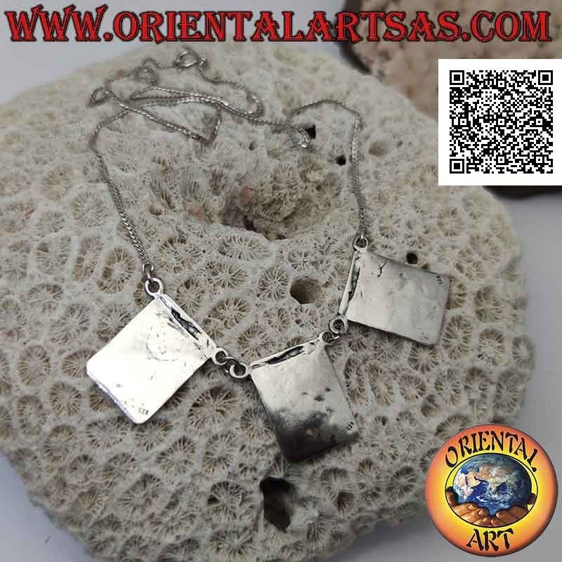 Collana in argento 925 ‰ a maglia snake piatta e tre piastre rettangolari con cuori in altorilievo da 40 cm