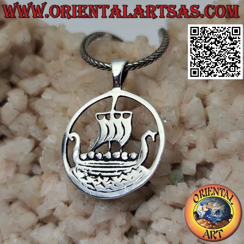 Colgante de plata tradicional velero vikingo "Drakkar" en el mar en el círculo