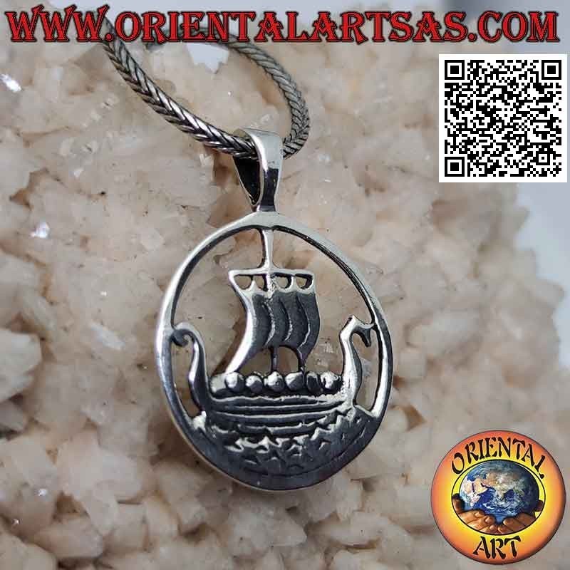 Colgante de plata tradicional velero vikingo "Drakkar" en el mar en el círculo