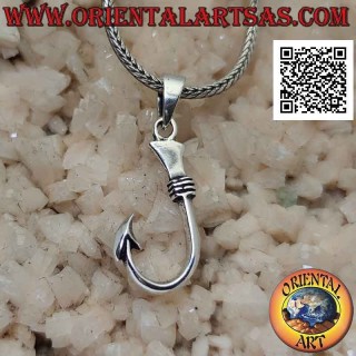 Ciondolo in argento a forma di classico amo da pesca