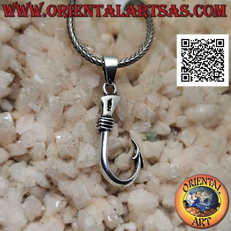 Colgante de plata en forma de anzuelo clásico