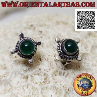 Orecchini in argento da lobo con agata verde tonda contornata da intreccio e pallina sui punti cardinali