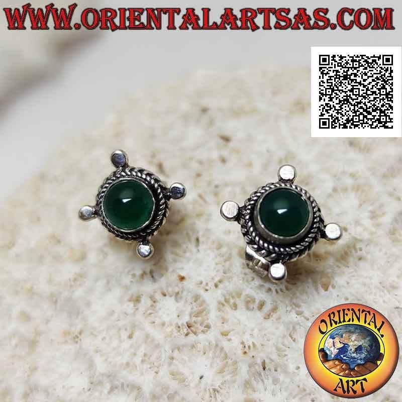 Boucles d'oreilles lobe en argent avec agate verte ronde entourée d'entrelacs et boule sur les points cardinaux