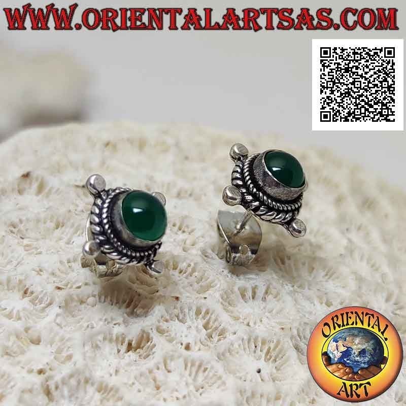 Pendientes lóbulos de plata con ágata verde redonda rodeada de entrelazados y bola en los puntos cardinales