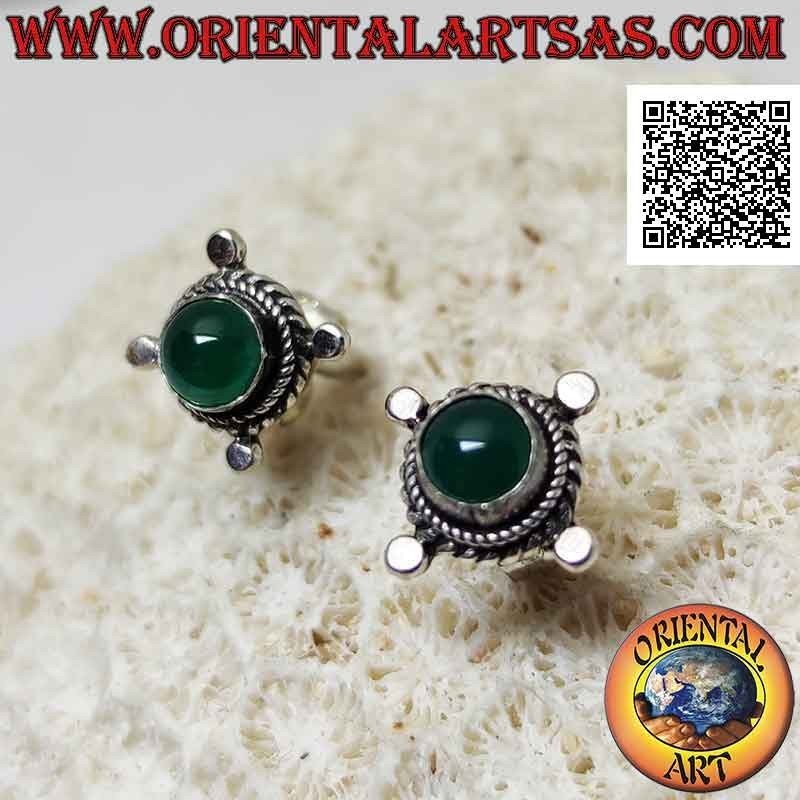 Boucles d'oreilles lobe en argent avec agate verte ronde entourée d'entrelacs et boule sur les points cardinaux