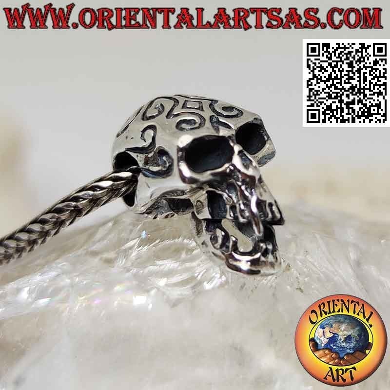 Pendentif en argent en forme de crâne avec des branches maori gravées et percées