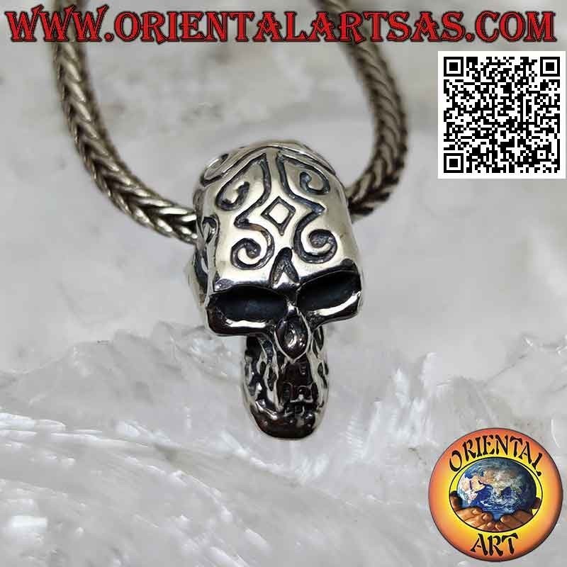 Ciondolo in argento a forma di teschio con maori incisi e tempie forate