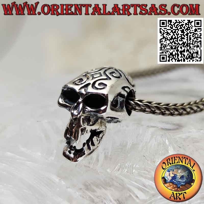 Silberner Anhänger in Form eines Totenkopfes mit gravierten Maori und durchbohrten Schläfen