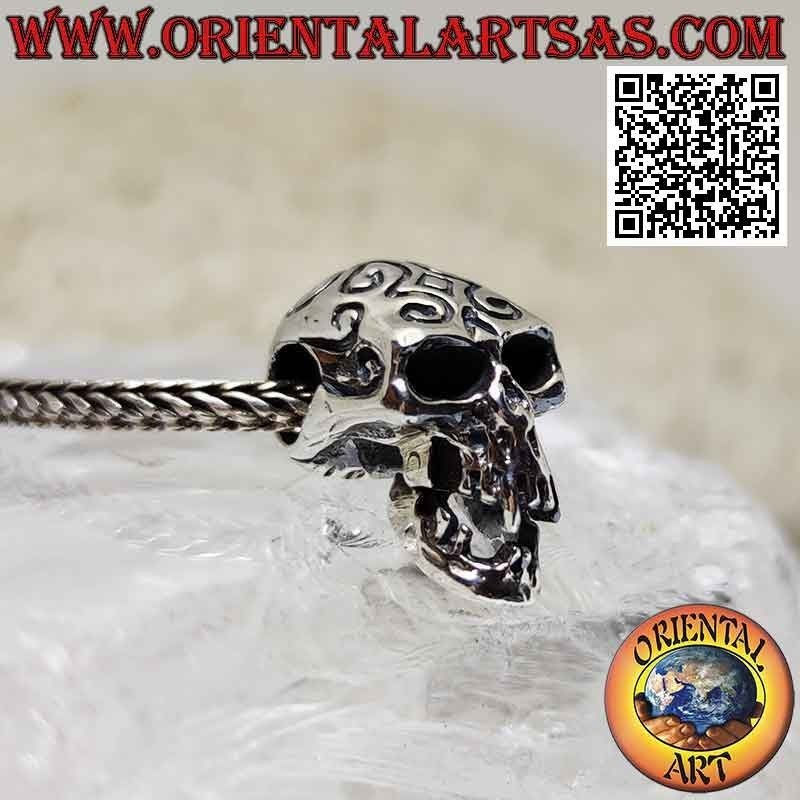Colgante de plata en forma de calavera con templos maoríes grabados y perforados