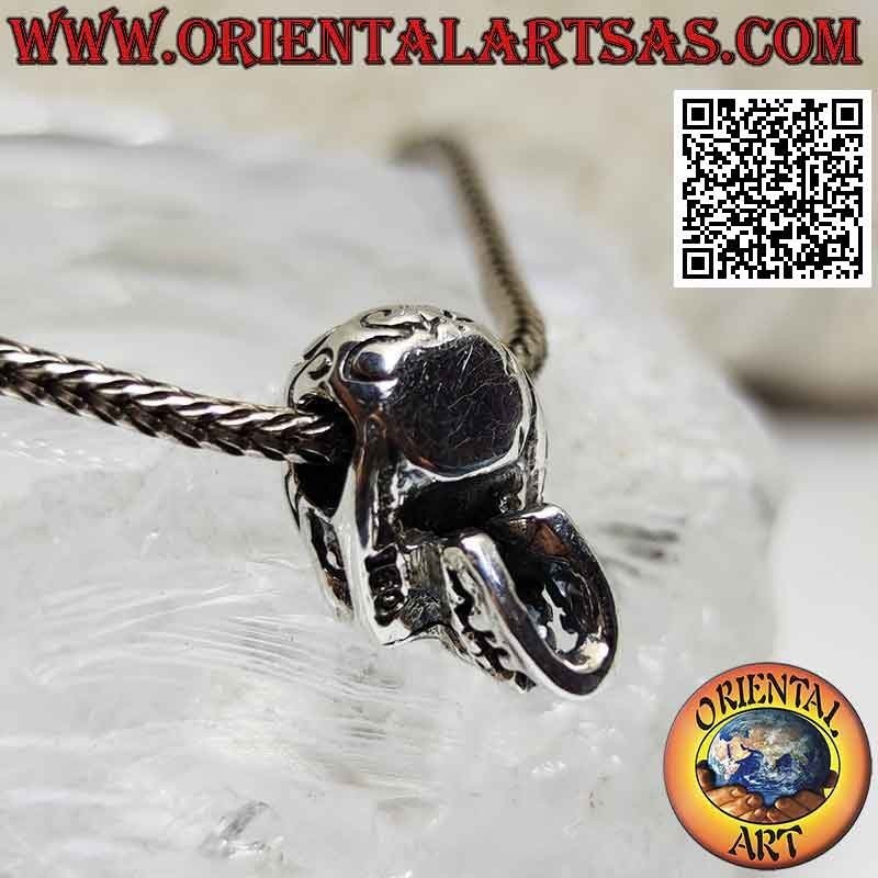 Silberner Anhänger in Form eines Totenkopfes mit gravierten Maori und durchbohrten Schläfen