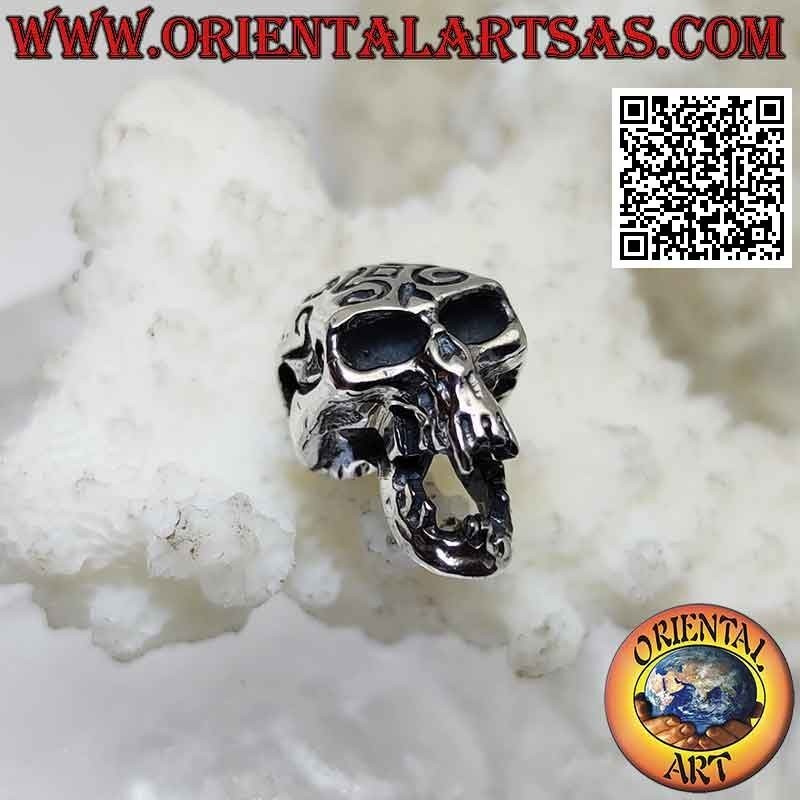 Silberner Anhänger in Form eines Totenkopfes mit gravierten Maori und durchbohrten Schläfen