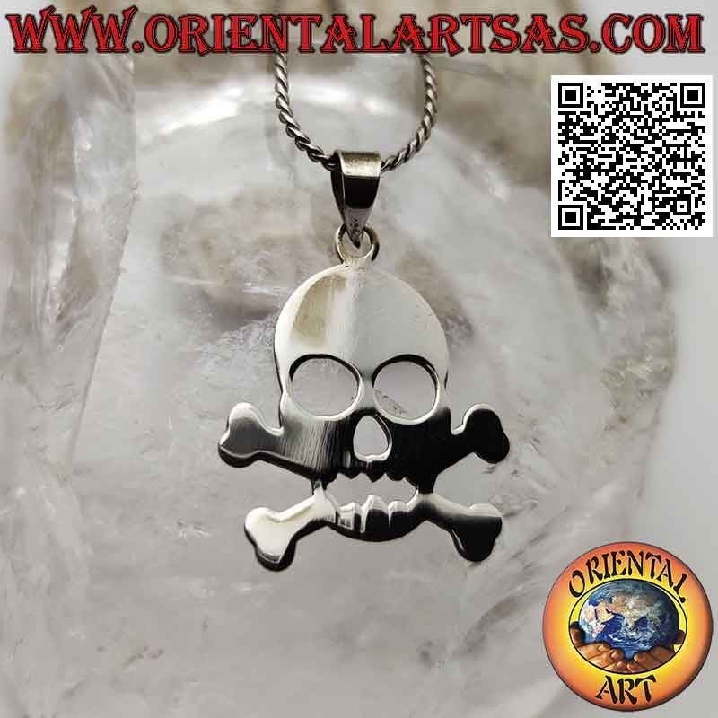 Pendentif en argent lisse en forme de crâne sur les deux os fémoraux croisés