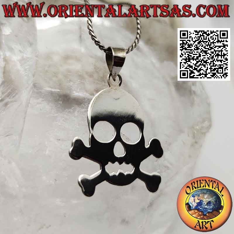 Colgante de plata lisa en forma de calavera en los dos huesos femorales cruzados