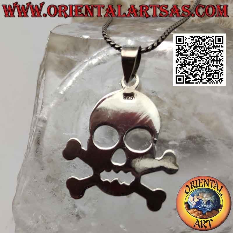Pendentif en argent lisse en forme de crâne sur les deux os fémoraux croisés