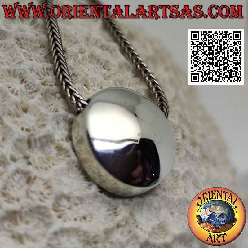 Colgante de plata lisa en forma de botón convexo con agujeros en los laterales