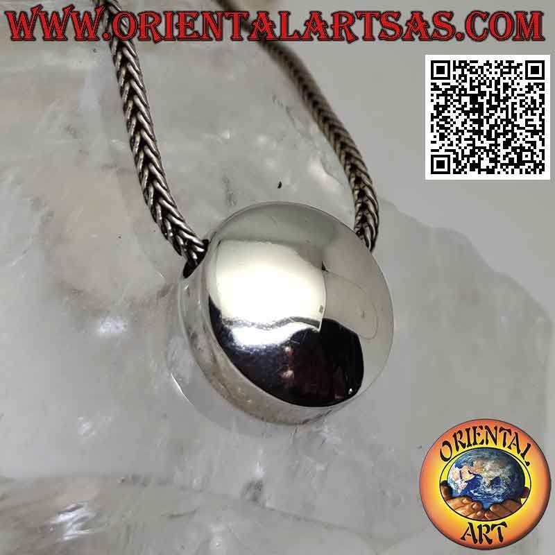 Colgante de plata lisa en forma de botón convexo con agujeros en los laterales