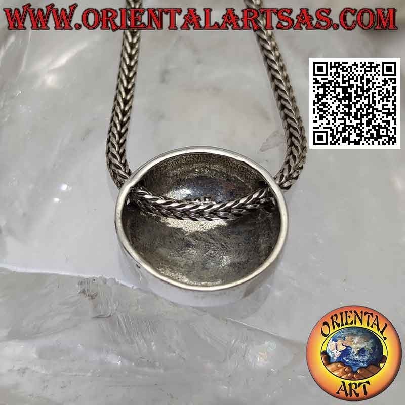 Colgante de plata lisa en forma de botón convexo con agujeros en los laterales