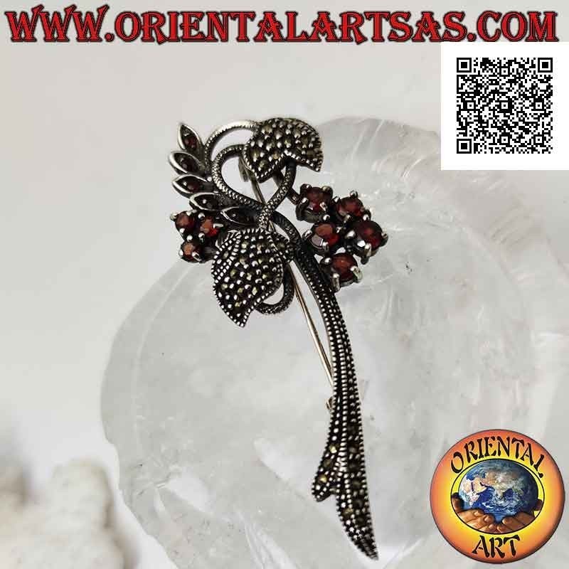 Broche de plata 925 ‰ con forma de planta floral tachonada de marcasita y granates redondos engastados