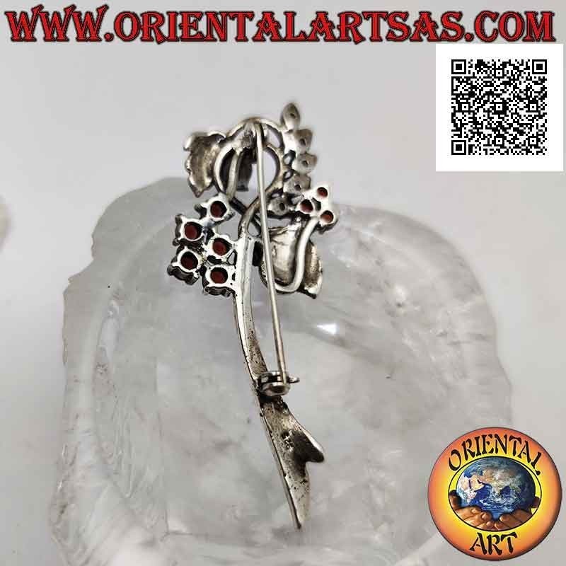 Broche de plata 925 ‰ con forma de planta floral tachonada de marcasita y granates redondos engastados