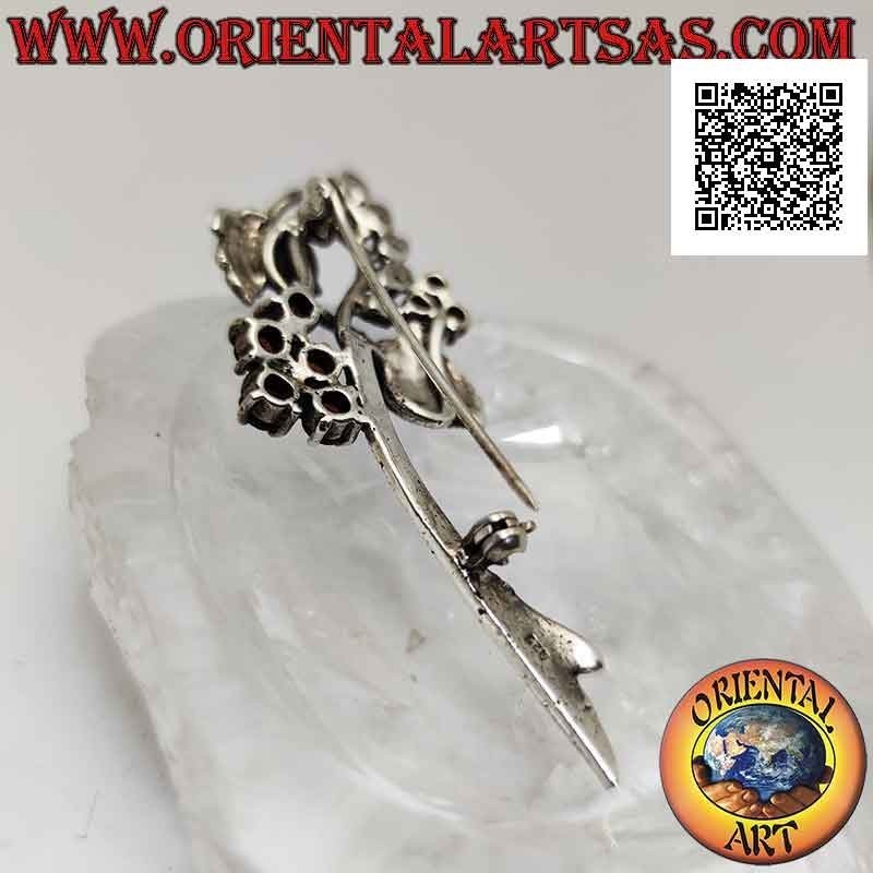 Broche en argent 925 ‰ en forme de plante florale sertie de marcassite et de grenats ronds